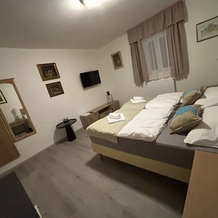 Gato Jenisov Apartment *